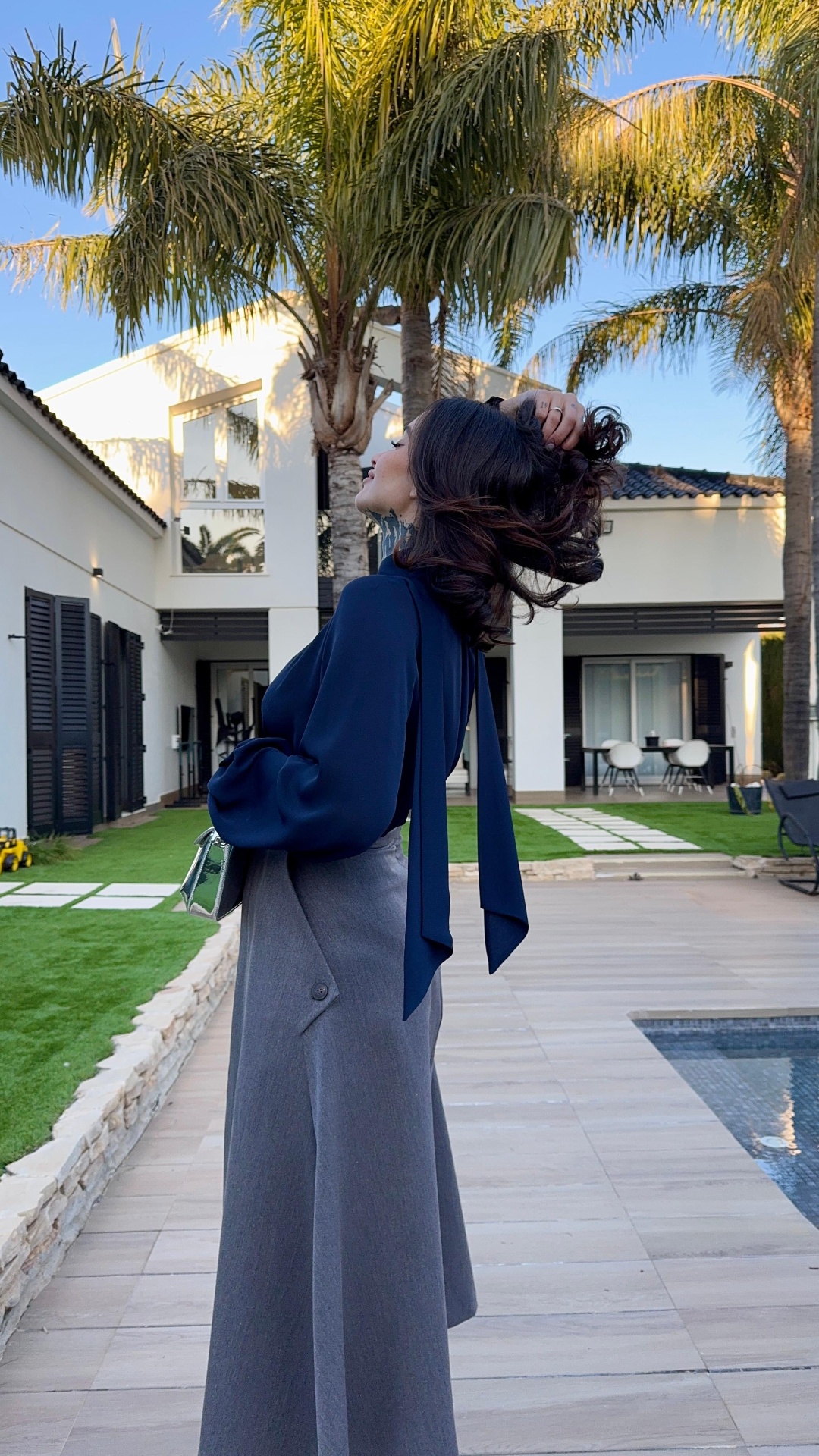 Gamze devant sa villa